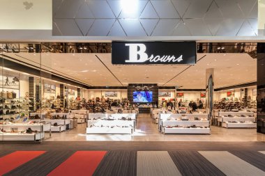 Vaughan, Ontario, Kanada - 24 Mart 2018: Browns mağazası Toronto Vaughan Mills alışveriş merkezinde. Browns Shoes Montreal merkezli bir moda ayakkabısı perakendecisi.. 