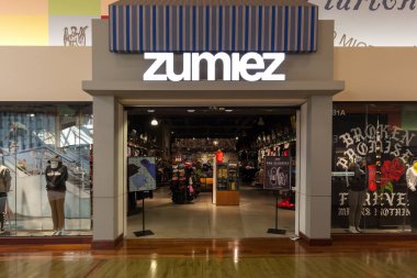 Toronto, Kanada - 24 Mart 2018: Zumiez mağazası Toronto 'daki Vaughan Mills alışveriş merkezinde. Zumiez Inc., bir Amerikan özel giyim mağazası.. 