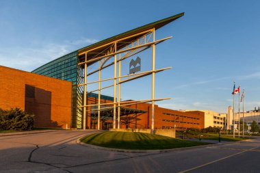 Toronto, Ontario, Kanada - 16 Mayıs 2018: Toronto 'daki BMO Eğitim Enstitüsü Girişi. Öğrenim Enstitüsü (IFL) Toronto 'nun en önemli konferans tesislerinden biridir..