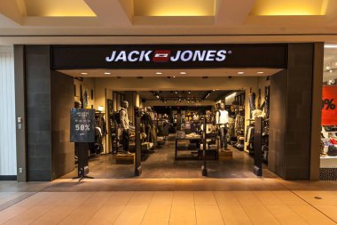 Toronto, Kanada - 7 Şubat 2018: Jack & Jones mağazası Toronto Fairview Alışveriş Merkezi 'nde. Jack & Jones, Danimarka merkezli özel bir aile giyim şirketi olan Bestseller A / S markasıdır.. 