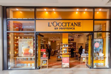 Toronto, Kanada - 7 Şubat 2018: L 'Occitane mağazası Toronto Fairview Alışveriş Merkezi' nde. L 'Occitane Fransa merkezli uluslararası bir vücut, yüz, parfüm ve ev ürünleri perakendecisi.. 