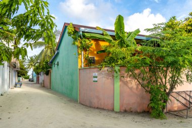 Maafushi, Maldivler - 29 Kasım 2018: Maafushi sokak manzarası. Maafushi Adası Maldivler 'in en büyük adalarından biridir..