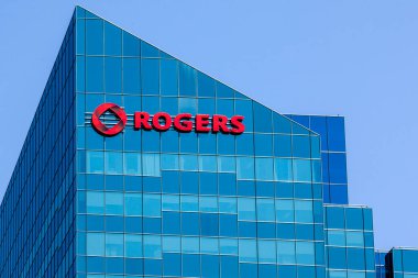 Toronto, Ontario, Kanada - 27 Nisan 2018: Toronto 'daki North York binasında Rogers tabelası. Rogers Communications Inc., Kanadalı iletişim ve medya şirketi.. 