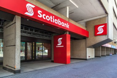 Toronto, Kanada - 19 Haziran 2018: Torontos finans bölgesindeki Scotiabank genel merkez ofisi girişi. Scotiabank, Kanada merkezli çok uluslu bir bankacılık ve finans şirketidir.. 