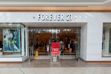 Toronto, Kanada - 7 Şubat 2018: Forever 21 mağazası Toronto Fairview alışveriş merkezinde. Forever 21, Amerikalı hızlı moda perakendecisi.. 