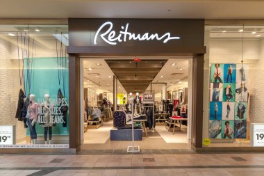 Richmond Hill, Ontario, Kanada - 24 Şubat 2018: Reitmans Toronto yakınlarındaki Hillcrest AVM 'de dükkan önü. Reitmans Ltd., Kanadalı bir perakende satış şirketidir. Kadın kıyafetleri konusunda uzmandır.. 