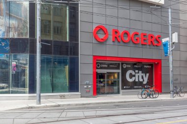 Toronto, Ontario, Kanada - 5 Mayıs 2018: Toronto girişindeki binada Rogers tabelası. Rogers Communications Inc., Kanadalı iletişim ve medya şirketi.. 