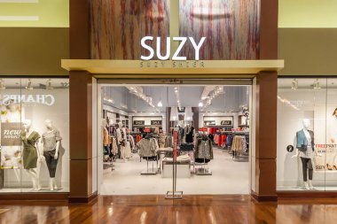 Vaughan, Ontario, Kanada - 24 Mart 2018: Toronto Vaughan Mills 'de Suzy mağaza önü. Suzy, Kanada 'nın önde gelen kadın moda perakendecilerinden biri.. 
