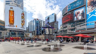 Toronto, Kanada - 5 Mayıs 2018: Yonge-Dundas Meydanı, Toronto. Yonge-Dundas kavşağı Kanada 'nın en yoğun kavşaklarından biridir..
