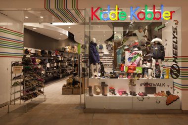 TORONTO, CANADA - 19 HAZİRAN 2018 Çocuk Kobbler mağazası, Toronto 'daki Fairview Alışveriş Merkezi' nin önü. 65 yılı aşkın süredir, Kiddie Kobbler çocuk ayakkabıları konusunda Kanadalı lider.. 