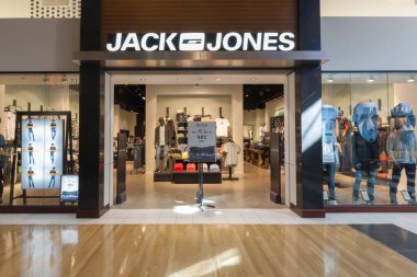 Vaughan, Ontario, Kanada - 24 Mart 2018: JACK & JONES Toronto Vaughan Mills 'de dükkan önü. JACK & JONES genç erkekler için kaliteli modadır 