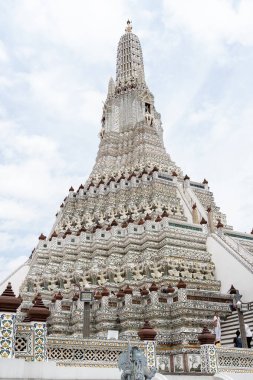 Bankok, Tayland 'daki Chao Phraya Nehri' nin batı kıyısındaki Wat Arun 'a yaklaş..