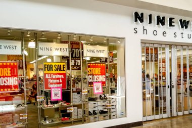 Cookstown, Ontario, Kanada - 10 Haziran 2018: İnsanlar, Kanada 'nın Ontario kentindeki Cookstown kentindeki Tanger Outlets alışveriş merkezindeki Nine West ayakkabı mağazasının önünde satış yapmak için bekliyorlar.