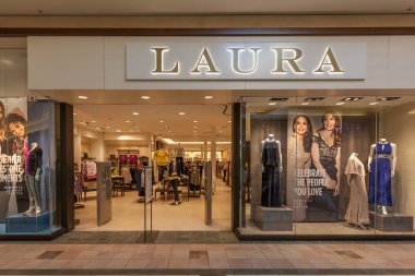 Toronto, Kanada - 3 Mart 2018: Laura, Toronto 'daki Vaughan Mills alışveriş merkezlerinde mağaza önü. Laura 's Shoppe Inc., 1930 yılında kurulan Kanadalı kadın giyim mağazası zinciri.. 