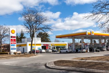 Toronto, Kanada... 11 Mart 2018, Shell benzin istasyonu. Shell Canada Limited, Anglo-Dutch Royal Shell 'in yan kuruluşu ve Kanada' nın en büyük entegre petrol şirketlerinden biridir..