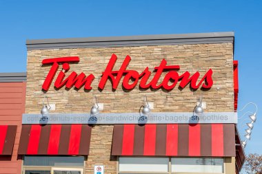 TORONTO, CANADA - 24 Şubat 2018: Kahvesi ve çörekleriyle bilinen Kanada merkezli çok uluslu fast food restoranı Tim Hortons 'un işareti.  