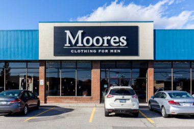 Oakville, Ontario, Kanada - 14 Temmuz 2019: Toronto yakınlarındaki Oakville, Ontario, Kanada 'da Moores mağazası. Moores, erkekler için iş kıyafetleri ve resmi kıyafetler konusunda uzmanlaşmış Kanadalı bir şirkettir..