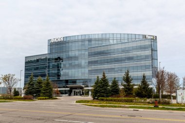 Mississauga, Ontario, Kanada - 12 Mayıs 2018: Mississauga, Ontario, Kanada 'daki Amgen Kanada merkez binası. Amgen Inc., çok uluslu bir biyofarmasötik şirketidir..