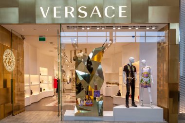 Toronto, Kanada - 23 Şubat 2018: Toronto 'daki alışveriş merkezinde Versace mağazası önü. Versace (Gianni Versace S.p.A.) İtalyan lüks moda şirketidir..