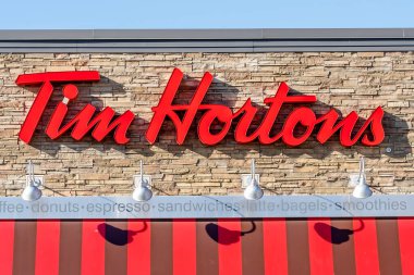 TORONTO, CANADA - 24 Şubat 2018: Kahvesi ve çörekleriyle bilinen Kanada merkezli çok uluslu fast food restoranı Tim Hortons 'un işareti. 