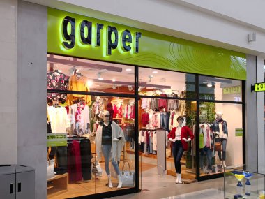 Alajuela, Kosta Rika - 4 Ekim 2018: San Jose, Kosta Rika yakınlarındaki City Mall 'daki Garper giyim mağazası.