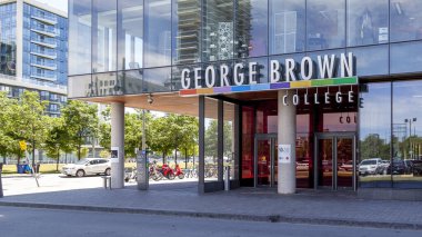 Toronto, Kanada - 19 Haziran 2018: George Brown College Waterfront Campus Toronto, Sağlık Bilimleri Merkezi 'nin evi. George Brown uygulamalı sanat ve teknoloji devlet üniversitesidir.. 