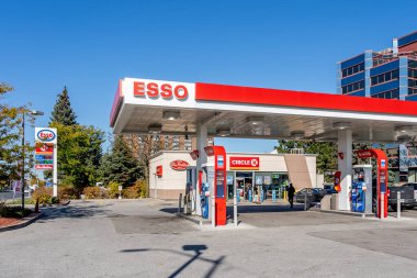 Markham, Ontario, Kanada - 30 Ekim 2018: Esso benzin istasyonu. Esso, ExxonMobil 'in ticari adı. Çok uluslu bir petrol ve gaz şirketi.. 