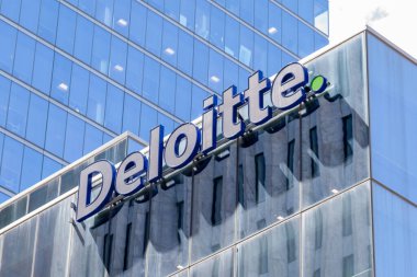 Toronto, Kanada - 19 Haziran 2018: Toronto 'da ulusal ofis binasındaki Deloitte tabelası görülüyor. Deloitte Touche Tohmatsu (Deloitte Touche Tohmatsu Limited), İngiliz profesyonel hizmet ağı.. 