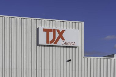 Brampton, Ontario, Kanada... 4 Kasım 2018, Brampton, Ontario, Kanada 'daki depolarında TJX Kanada duvar tabelası. TJX, Amerika Birleşik Devletleri 'nin çok uluslu indirimli mağaza şirketi..