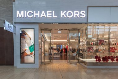 Toronto, Kanada - 23 Şubat 2018: Michael Kors Toronto 'daki alışveriş merkezinde dükkan önü. Michael Kors Holding Limited, 1981 yılında kurulmuş lüks bir moda şirketidir..