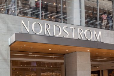 Toronto, Kanada - 19 Haziran 2018: Toronto 'daki Eaton Center alışveriş merkezinde Nordstorm' un işareti. Nordstrom, 1901 yılında kurulan bir Amerikan mağaza zinciri.. 