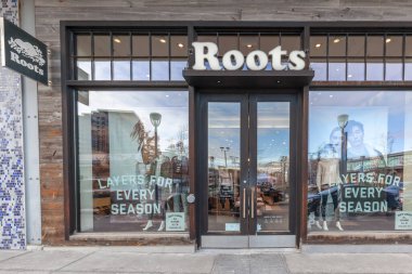 Toronto, Kanada... 22 Şubat 2018: Toronto 'daki Don Mills' de Roots mağazası. Roots Ltd., Kanada 'da halka açık bir markadır..
