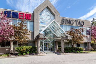 Markham, Ontario, Kanada - 21 Mayıs 2018: Kanada Markham, Ontario, Kanada 'da bulunan Sing Tao Daily' nin Kanada ofisi. Sing Tao Daily, Hong Kong 'un en büyük ikinci Çince gazetesidir.. 