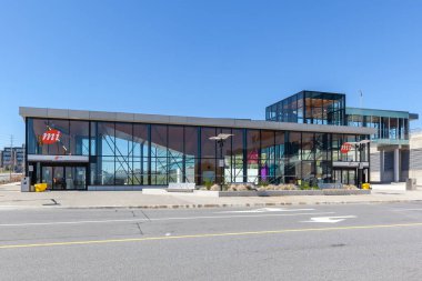 Mississauga, Ontario, Kanada - 13 Mayıs 2018: Miway Etobicoke Creek istasyonu. Miway, Mississauga, Ontario, Kanada 'da hizmet veren bir toplu taşıma şirketi..