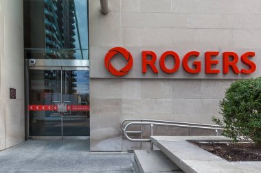 Toronto, Ontario, Kanada - 5 Mayıs 2018: Toronto 'daki inşaat Rogers tarafından imzalandı. Rogers Communications Inc., Kanadalı iletişim ve medya şirketi.. 