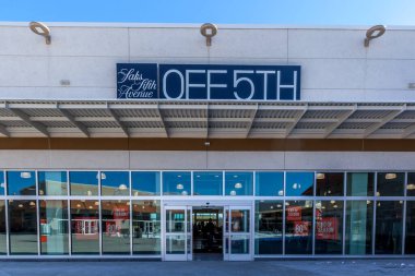 Niagara Gölünde, Ontario, Kanada - 20 Mayıs 2018: Niagara 'da Saks Fifth Avenue mağazasının vitrininde. Saks Fifth Avenue bir Amerikan lüks mağazası.
