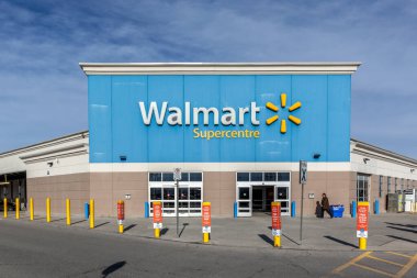 Richmond Hill, Ontario, Kanada - 24 Şubat 2018 Walmart mağazası önü. Walmart Inc., Amerikan perakende şirketi bir hipermarket zinciri, indirim departmanı ve market zinciri işletiyor.. 