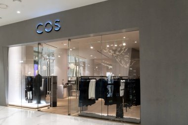 Bangkok, Tayland - 7 Aralık 2018: Bangkok, Tayland 'daki alışveriş merkezinde COS mağazası.