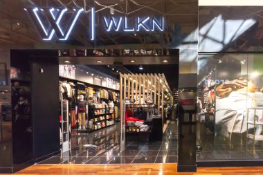 Toronto, Kanada - 24 Mart 2018: WLKN mağazası Toronto Vaughan Mills alışveriş merkezinde. WLKN, NKLS, Adidas, Vans, Herschel Supply ve Mitchell gibi birçok erkek sokak kıyafeti markasına sahiptir. 