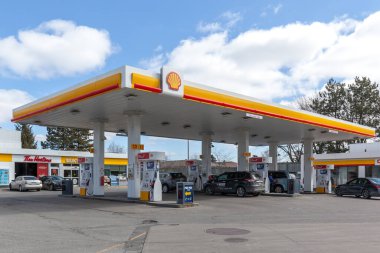 Toronto, Kanada... 11 Mart 2018, Shell benzin istasyonu. Shell Canada Limited, Anglo-Dutch Royal Shell 'in yan kuruluşu ve Kanada' nın en büyük entegre petrol şirketlerinden biridir..
