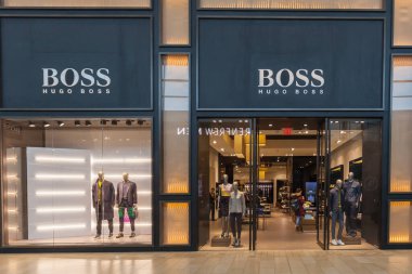Toronto, Kanada - 23 Şubat 2018: Toronto 'daki alışveriş merkezinde BOSS mağazası. BOSS (Hugo Boss) bir Alman lüks moda evi..