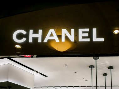 Taipei, Tayvan - 8 Aralık 2018: Alışveriş merkezindeki Chanel mağaza tabelasını kapatın. Chanel S.A. bir Fransız yüksek moda evi..
