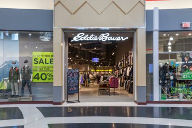 Vaughan, Ontario, Kanada - 24 Mart 2018: Eddie Bauer Toronto yakınlarındaki Vaughan Mills alışveriş merkezinde dükkan önü. Eddie Bauer, Amerikan şirketi Eddie Bauer tarafından işletilen bir giyim mağazası.