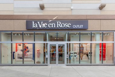 Niagara Gölünde, Kanada 4 Mart 2018 Niagara 'daki Outlet Koleksiyonunda La Vie en Rose mağazası. Boutique La Vie en Rose, Kanadalı iç çamaşırı satıcısı, iç çamaşırı ve uyku kıyafetleri satıyor.