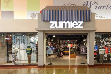 Toronto, Kanada - 24 Mart 2018: Zumiez mağazası Toronto 'daki Vaughan Mills alışveriş merkezinde. Zumiez Inc., bir Amerikan özel giyim mağazası.. 