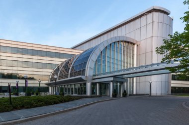 Markham, Ontario, Kanada - 16 Mayıs 2018: Markham, Ontario, Kanada 'daki IBM Kanada Genel Merkezi Binası girişi. IBM çok uluslu bir Amerikan teknoloji şirketidir..