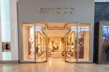 Toronto, Kanada - 23 Şubat 2018: Toronto 'daki Jimmy Choo mağazasının önü. Jimmy Choo Ltd ayakkabı, el çantası, aksesuar ve parfüm konusunda uzmanlaşmış bir İngiliz moda evi..