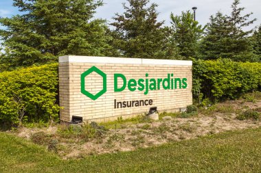 Aurora, Ontario, Kanada - 10 Haziran 2018: Aurora, Ontario 'da Desjardins Sigorta imzası. 1 Mayıs 2018 'de Kanada Devlet Çiftliği Desjardins Sigortası oldu..