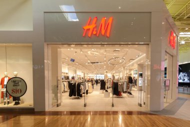 Vaughan, Ontario, Kanada - 17 Mart 2018 Toronto yakınlarındaki Vaughan Mills alışveriş merkezinde H & M mağazasının önü. Hennes & Mauritz AB (H & M), İsveç 'li firma.. 