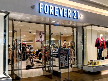 Toronto, Kanada - 17 Aralık 2018: Forever 21 mağaza önü Toronto Fairview Alışveriş Merkezi. Forever 21, Amerikalı hızlı moda perakendecisi.. 
